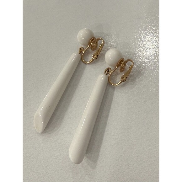Vintage Crown Trifari Designer Stamped White Clip On Earrings - Picture 3 of 5